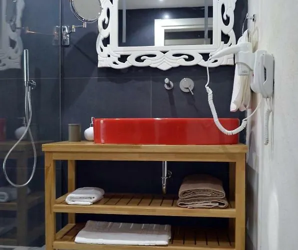 Ferush Boutique Hotel *