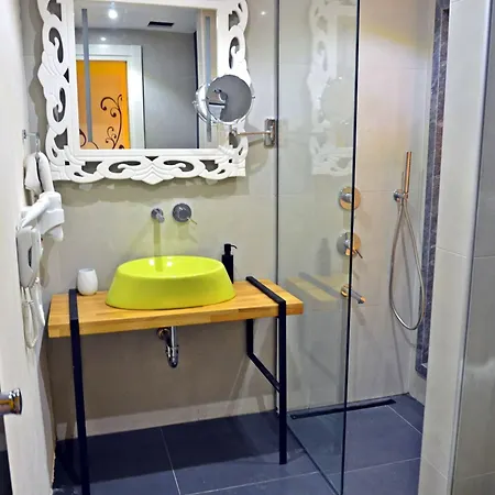 Ferush Boutique Hotel *